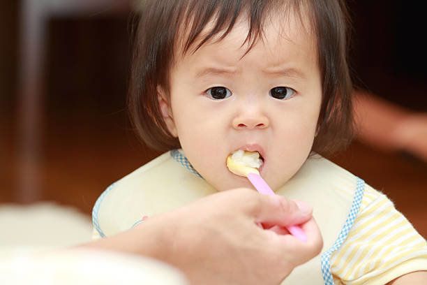 日本の赤ちゃん女の子ベビーフード食事