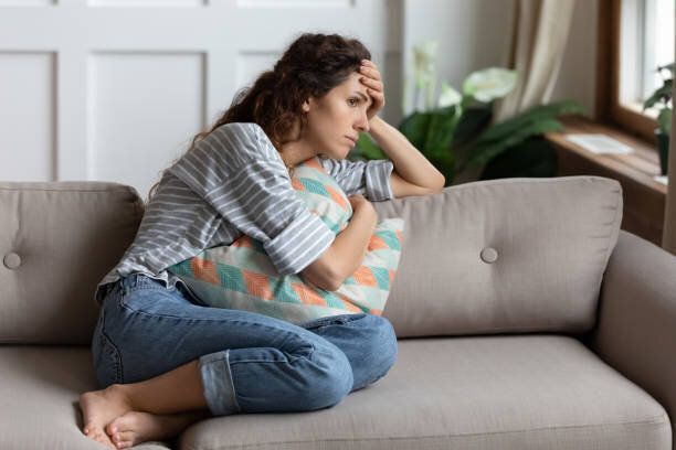 思考で失われた不幸なストレスを感じた女性は間違った決定を後悔しています。