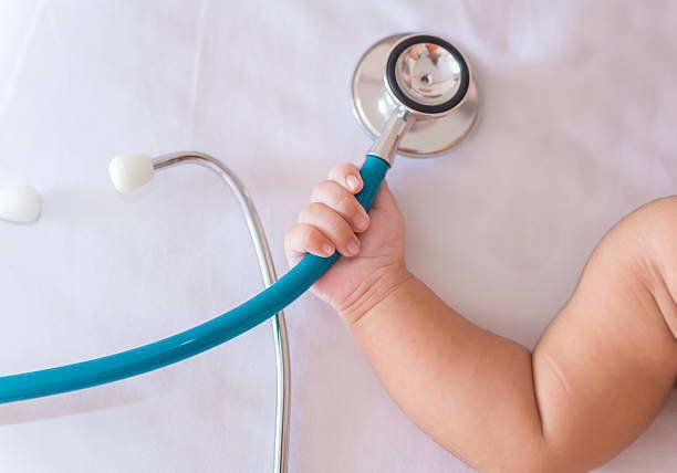 医療機器用聴診器を手の新生児の少女