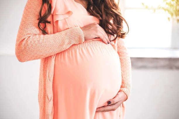 美しい妊婦が腹を閉じる。