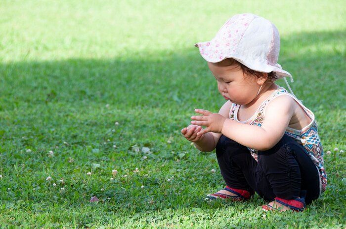 幼児の女の子が公園で遊んで