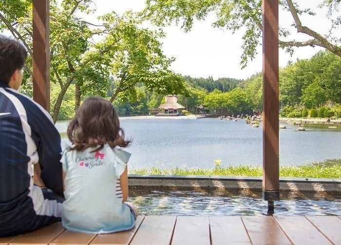 遊び疲れたら家族で一緒に足湯でゆっくり