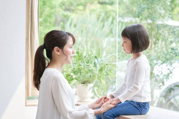 娘と話しているアジアの母