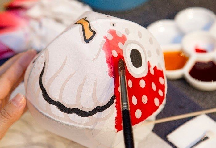 金魚ねぷたの色付けほか郷土玩具の色付け体験に挑戦!
