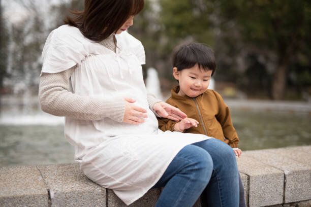 妊娠中の母親の子供に話しています。