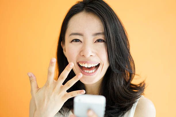 スマートフォンの女性を使用して