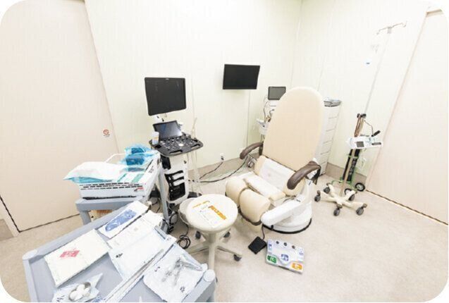 【採卵室】採卵室のすぐ隣には培養室が。採卵数や希望に合わせて静脈麻酔、局所麻酔、どちらか選択可能とのこと。
