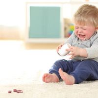 医師監修 赤ちゃんがたばこ お酒 薬など異物を飲み込んだ 誤飲したときの応急処置 予防対策 たまひよ 医師監修 赤ちゃんがたばこ お酒 薬など異物を飲み込んだ 誤飲したときの応急処置 予防対策 たまひよ