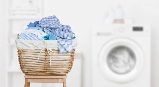 現代の洗濯機のぼやけた背景に洗濯かご
