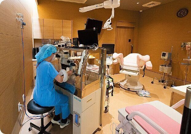 【採卵室】胚培養士が状態を確認しながら行う採卵室。卵子凍結（未受精卵凍結）保存も行っているのが特徴