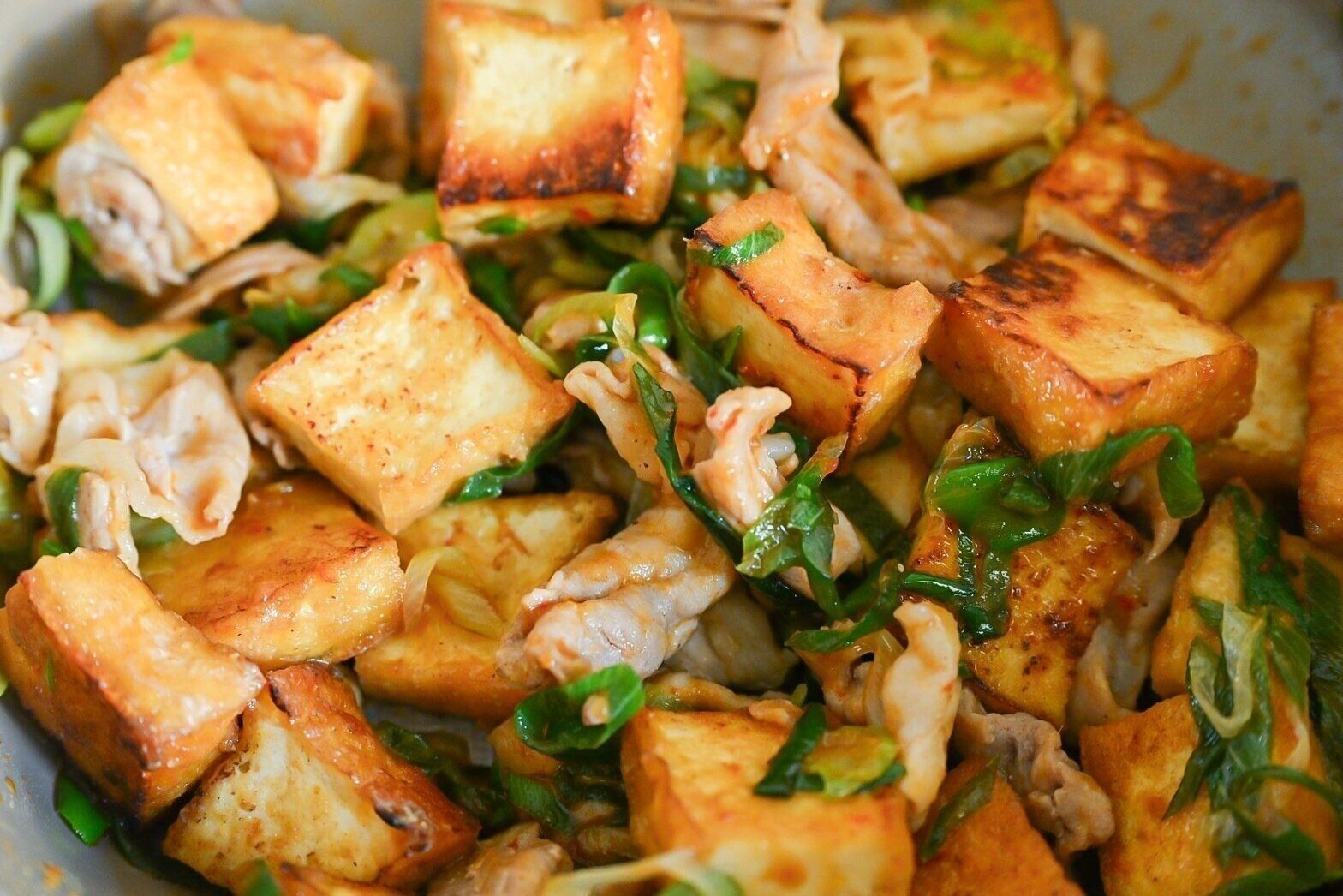 フライパンに入った厚揚げのシオンジャン