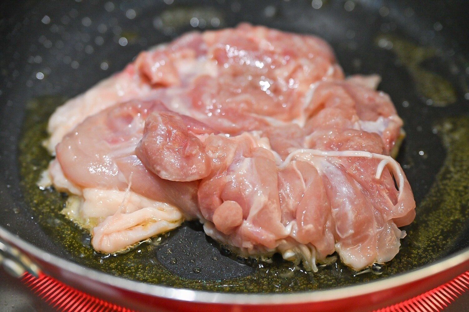 フライパンに入った鶏肉