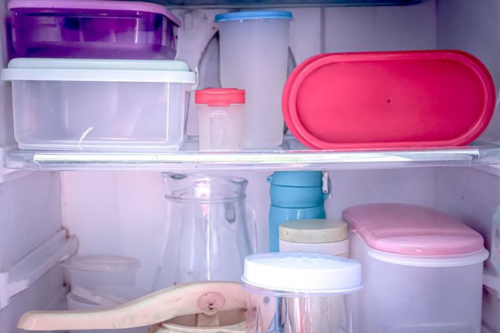 棚の上の空の瓶の配置