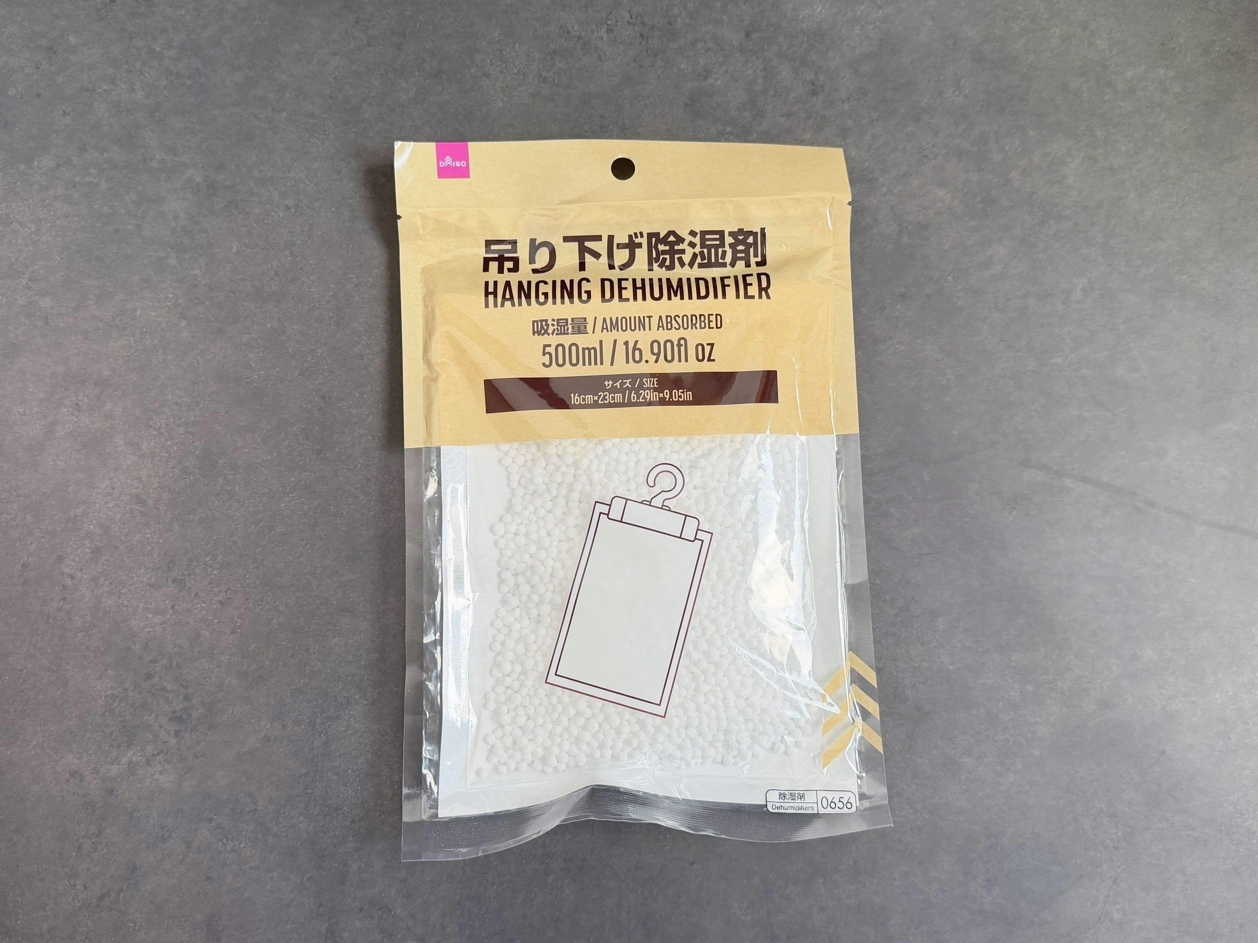 1．吊り下げ除湿剤（500mL）