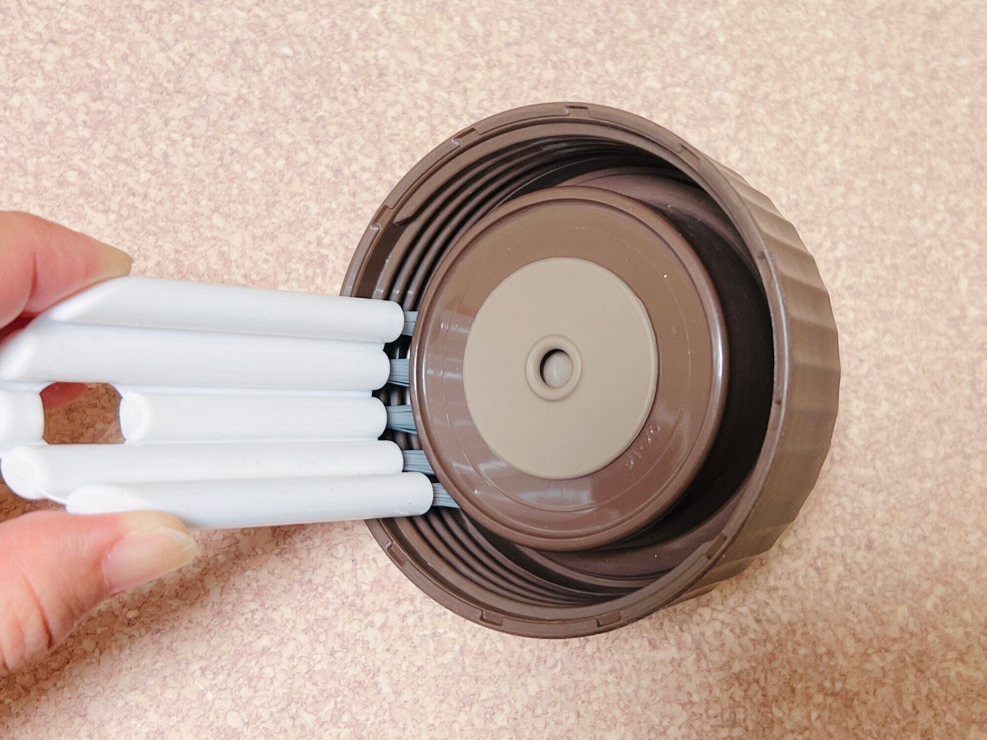 【ダイソー】水筒のフタの内側が洗いにくい問題を一発解決！細かい溝やカーブの部分にもしっかりとブラシが入り込んでくれる優秀ブラシ