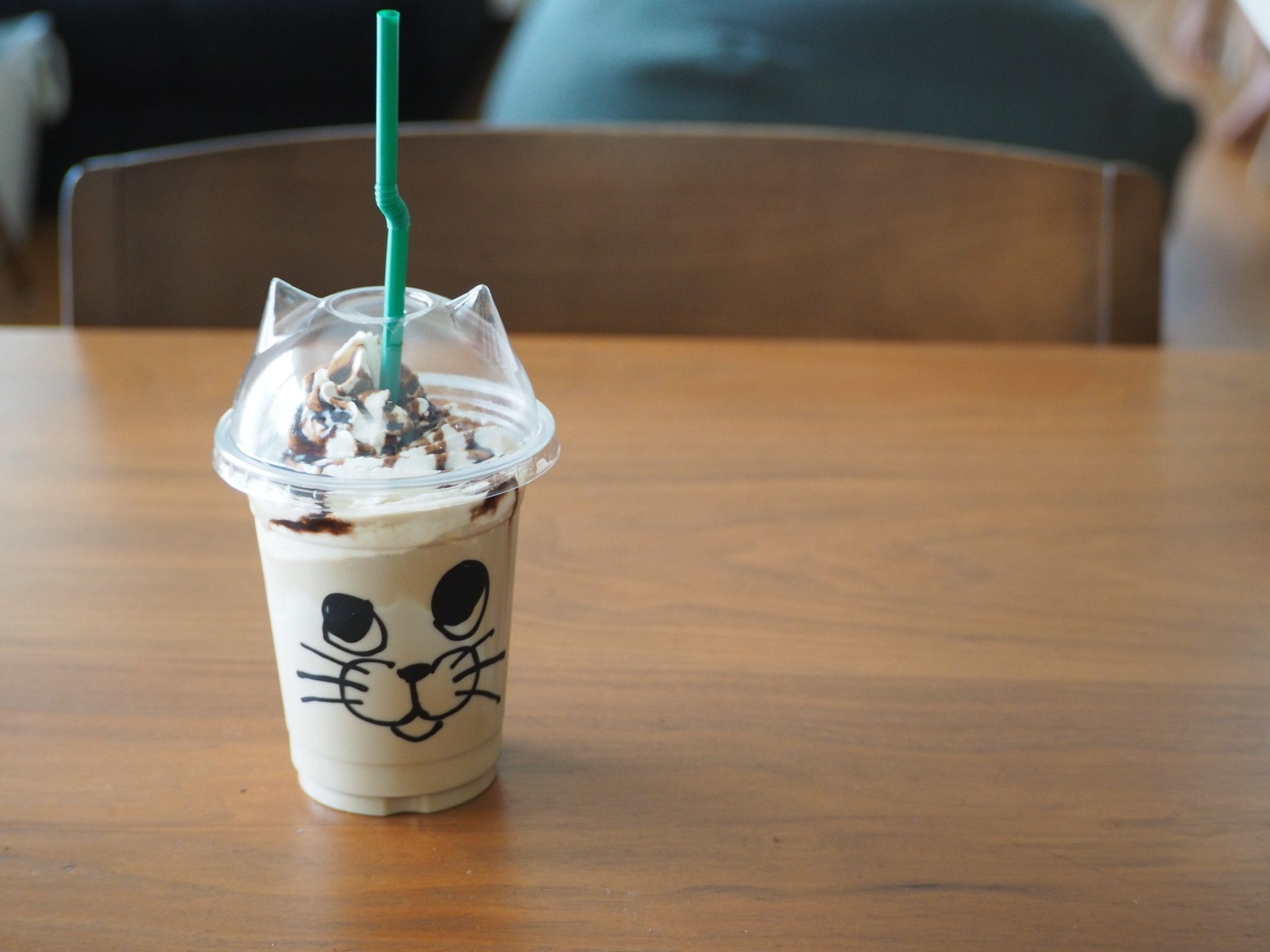 地味に進化 100均のフタ付きプラカップがオシャレで使える サンキュ