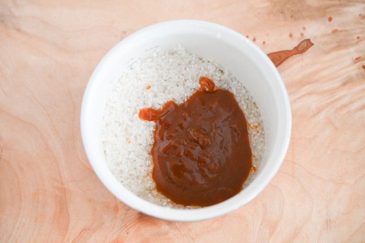 炊飯器に入った米と炊き込み用調味液