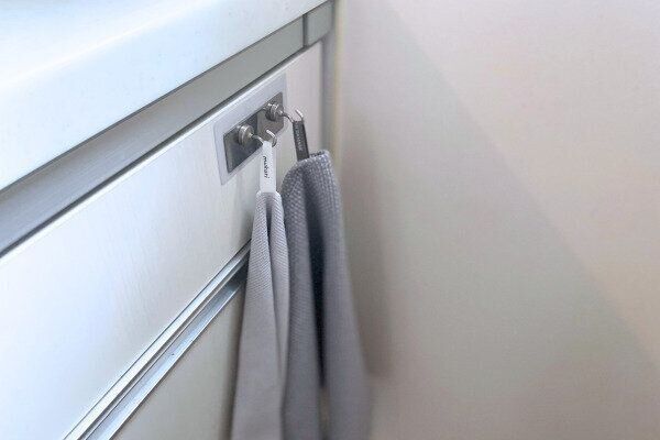 マットを掛けて収納しているシーン