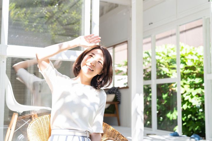 魅力的なアジアの女性リラックス、庭、明るい