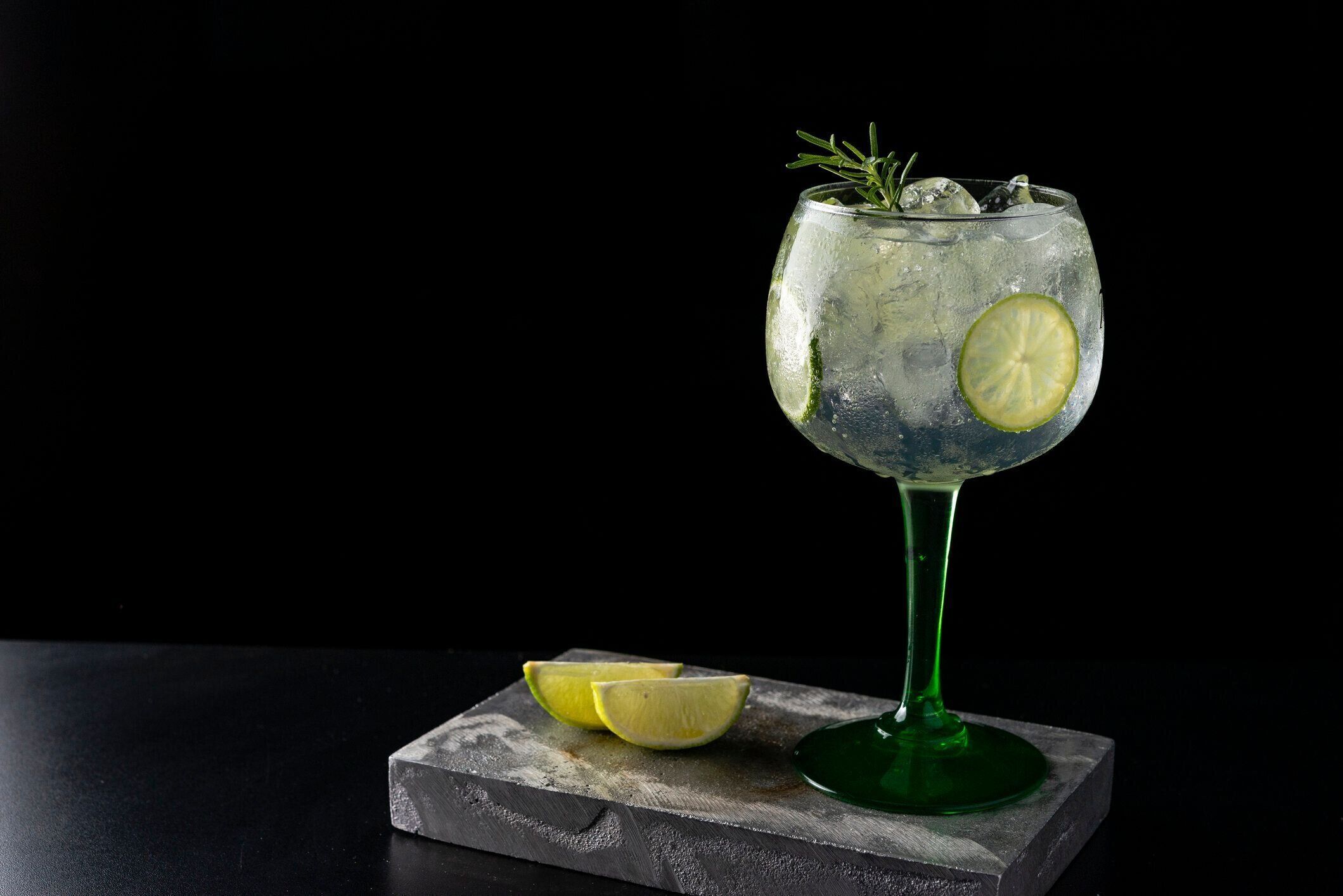 バーではジントニックカクテルをお勧めします。テキスト用のスペース。メニューのための写真