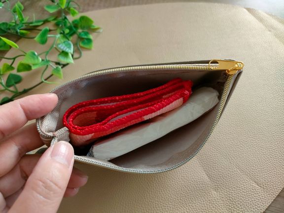 チャックをあけると小物が入れられる