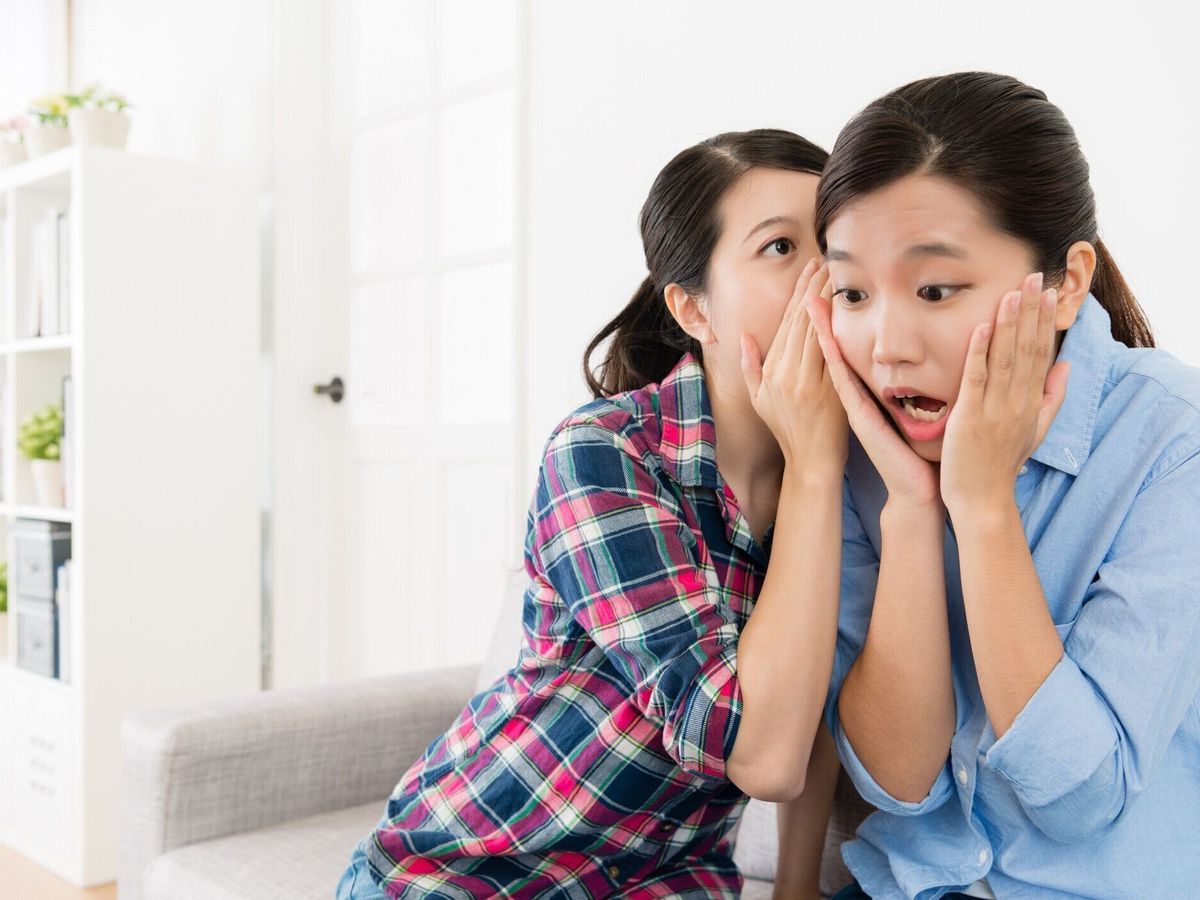 驚きとショックを感じて魅力的な女の子
