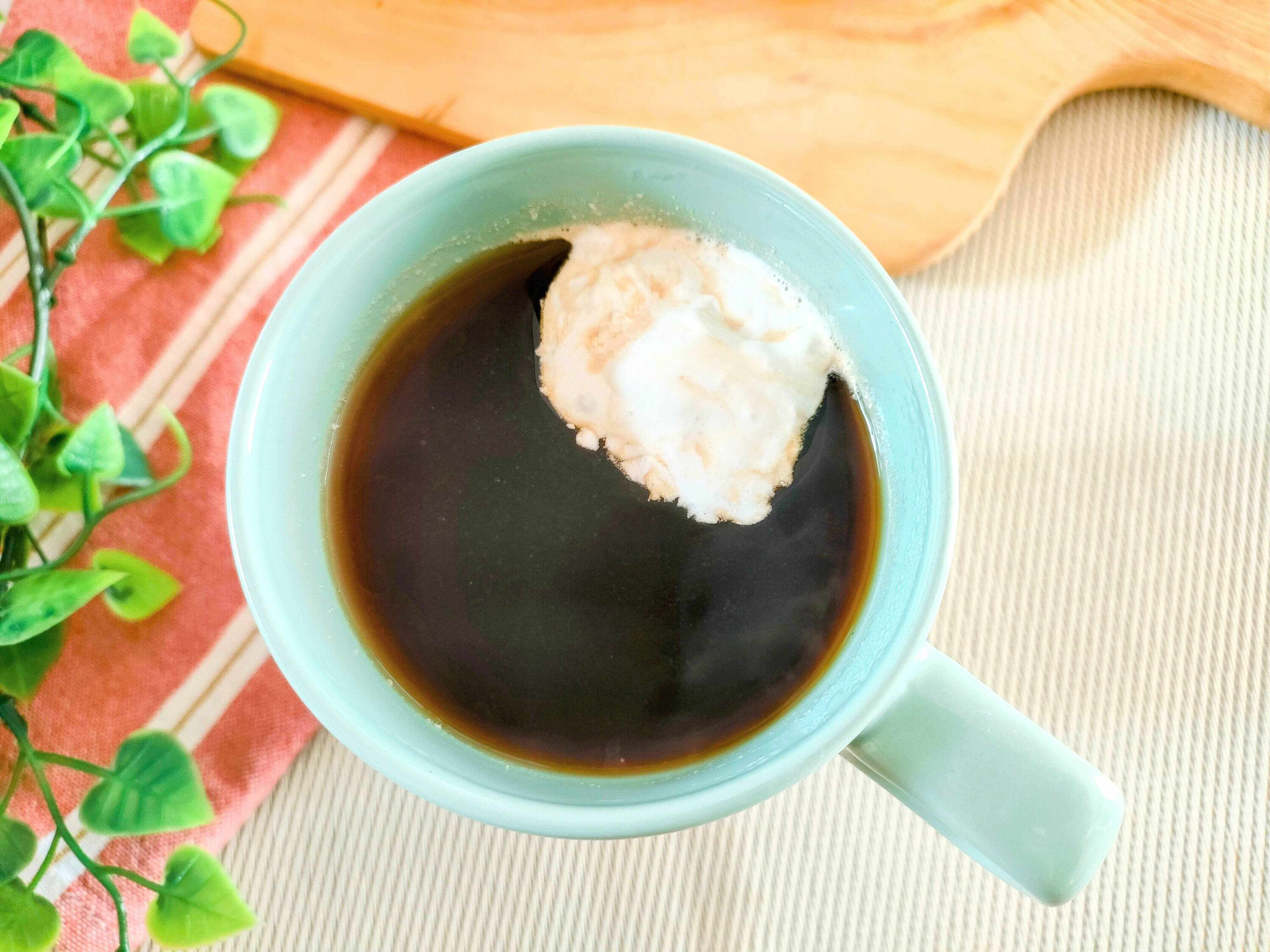 コーヒーにマシュマロクリームを浮かべる