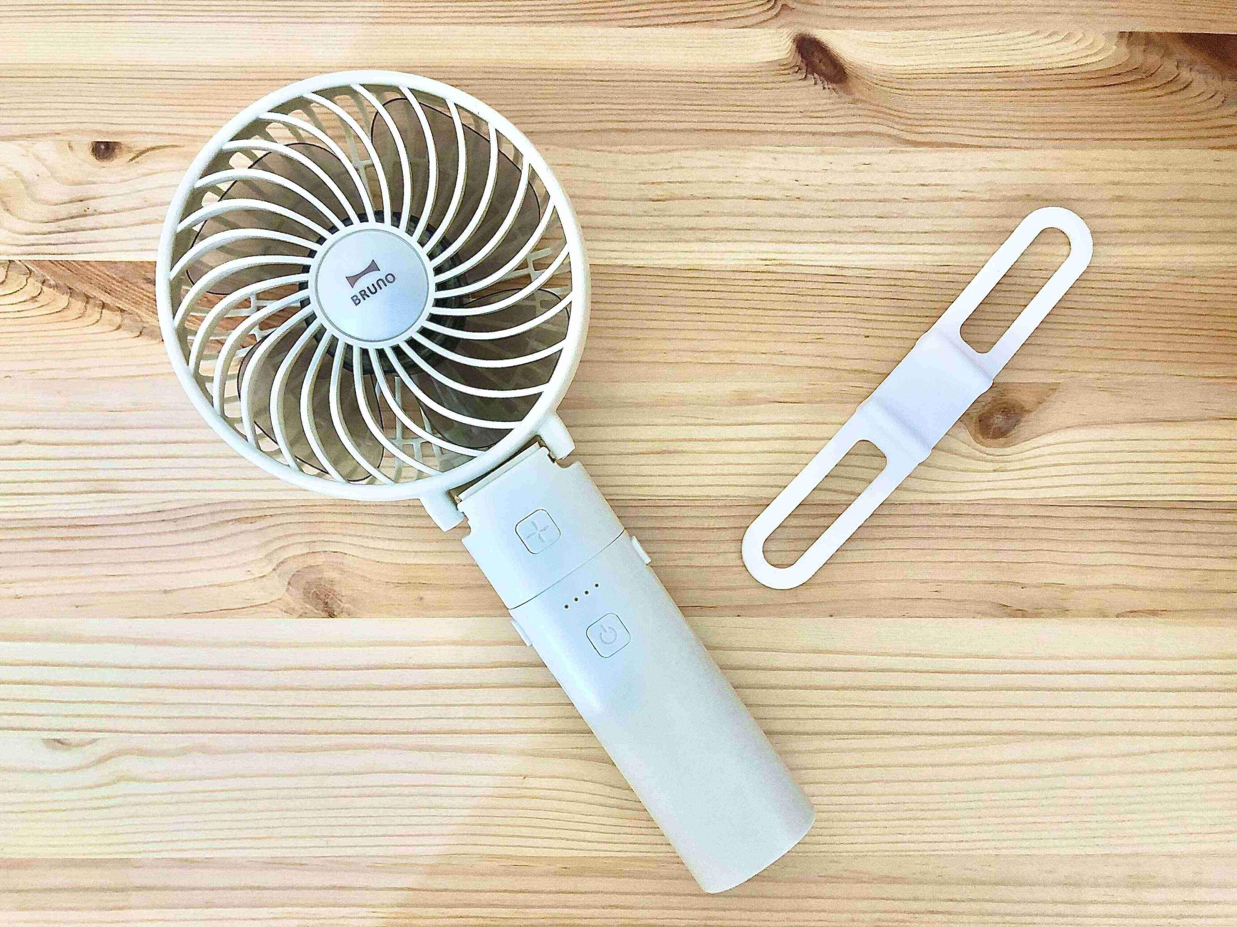 ダイソー もう使ってる ミニ扇風機の救世主 シリコーンホルダー が便利 サンキュ