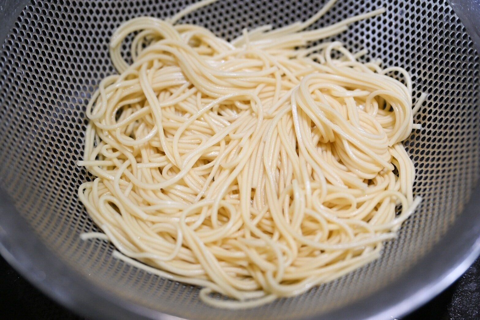 ざるに上げた麺