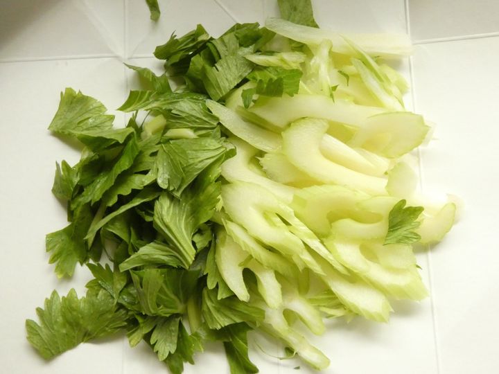 材料3つ おかずにもおつまみにもピッタリ セロリのこてっちゃん炒め がウマすぎる サンキュ 材料3つ おかずにもおつまみにもピッタリ セロリのこてっちゃん炒め がウマすぎる サンキュ