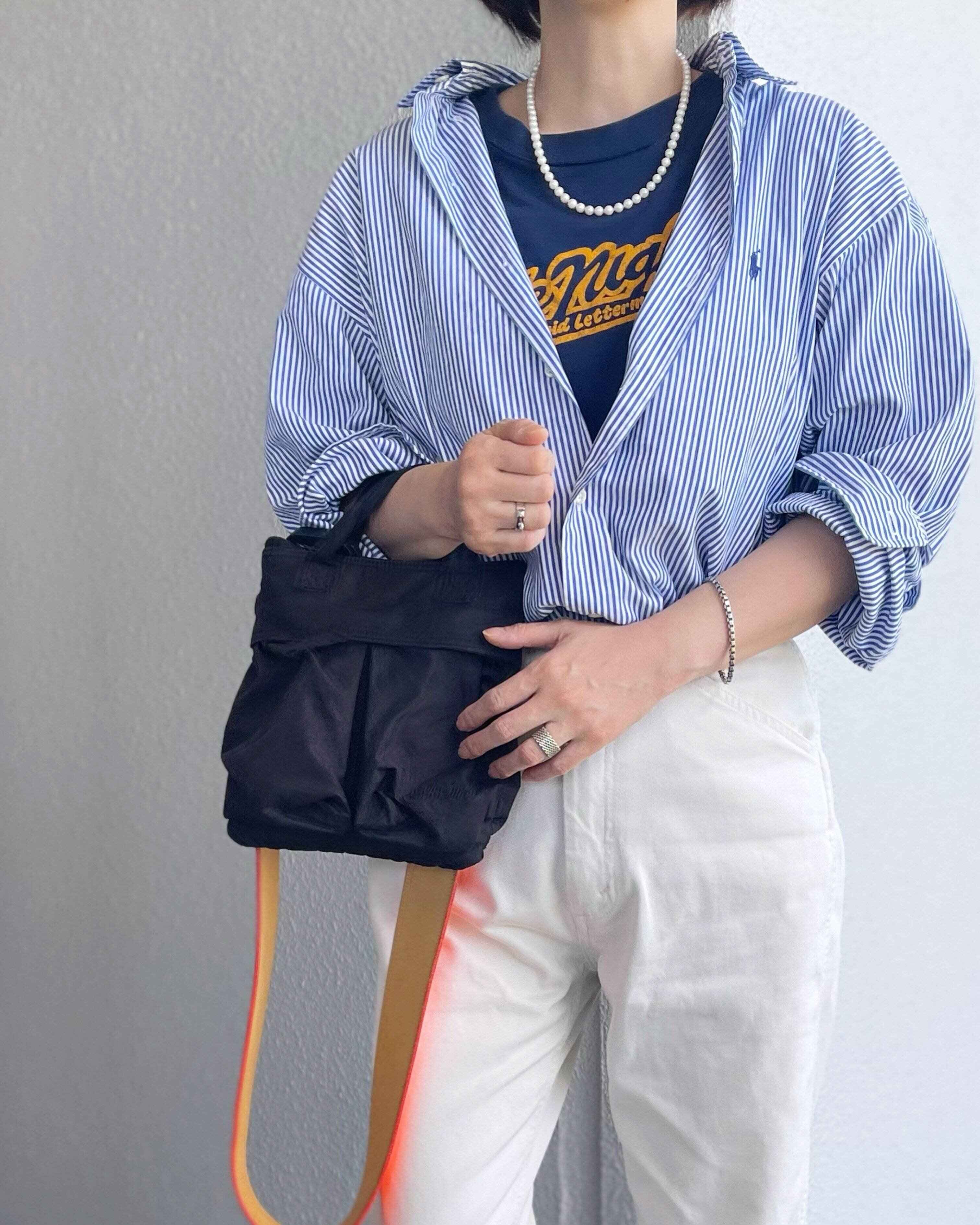 ストライプシャツとパールネックレス