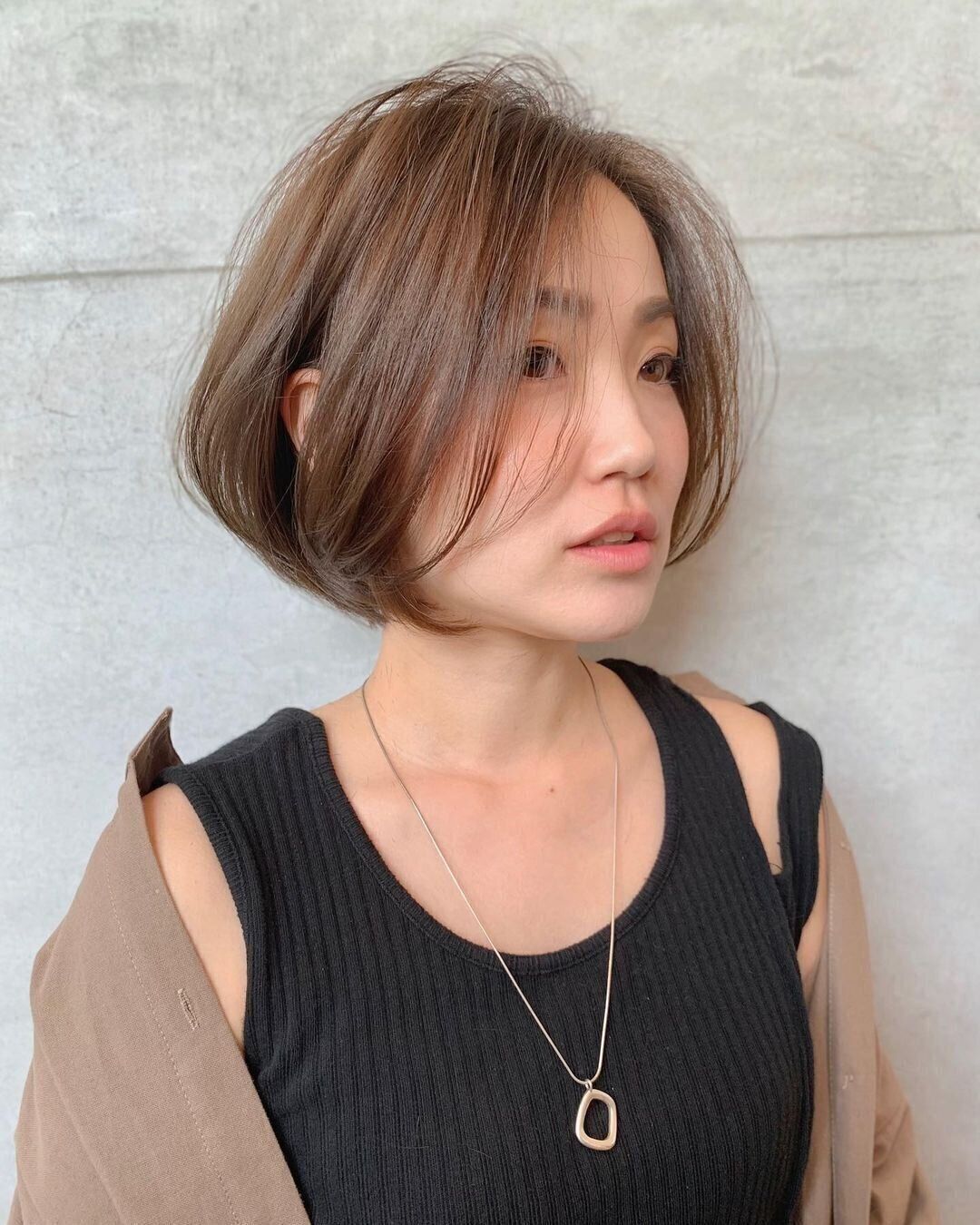 40代丸顔に似合うヘアスタイル ライトカラーで透明感ある外人風ボブ