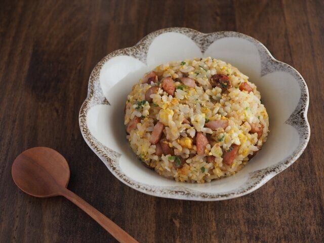 白いお皿に盛りつけられたチャーハン