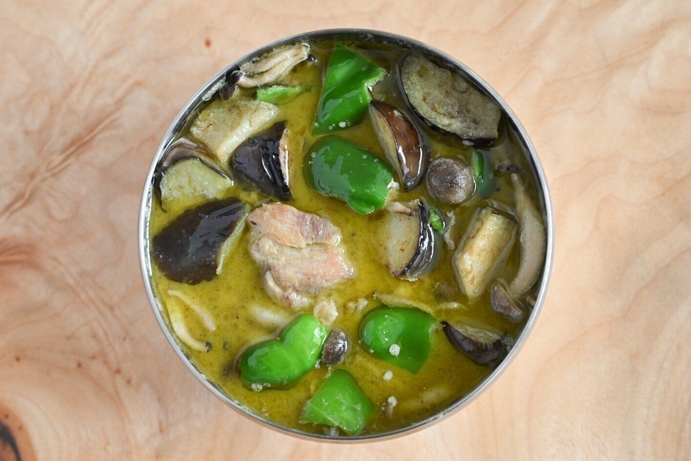 皿に入ったグリーンカレー