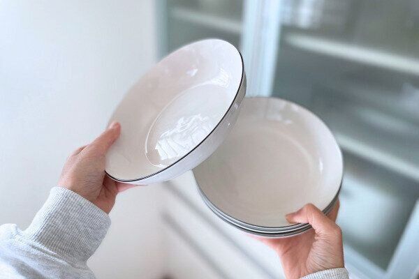 食器を手に取り悩むシーン