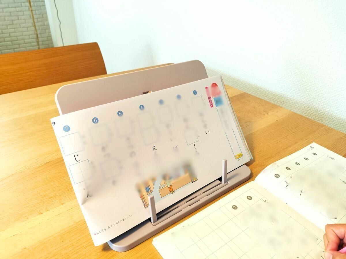 読書台にドリルを立てかけて宿題をしているところ