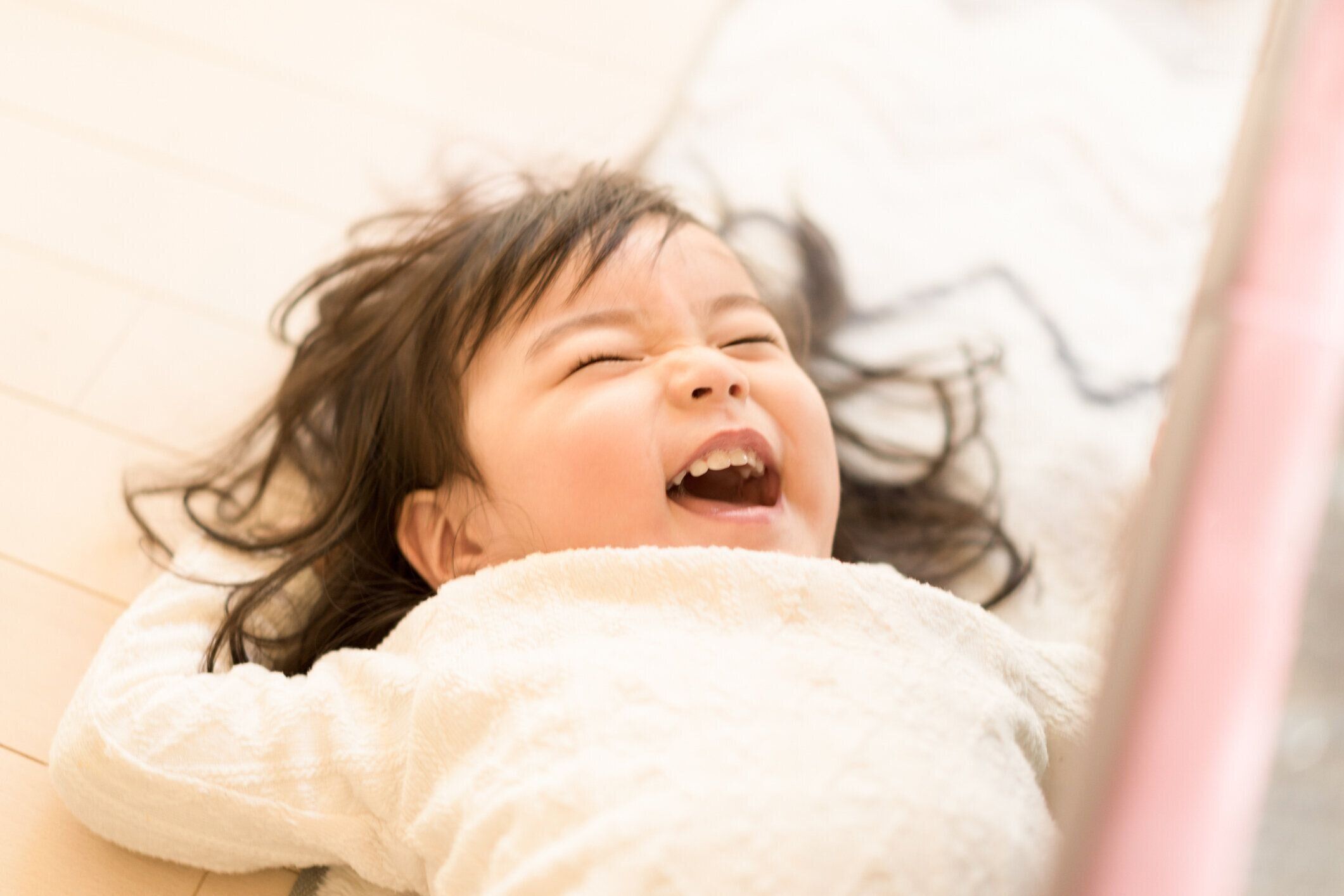 床に横たわる子供