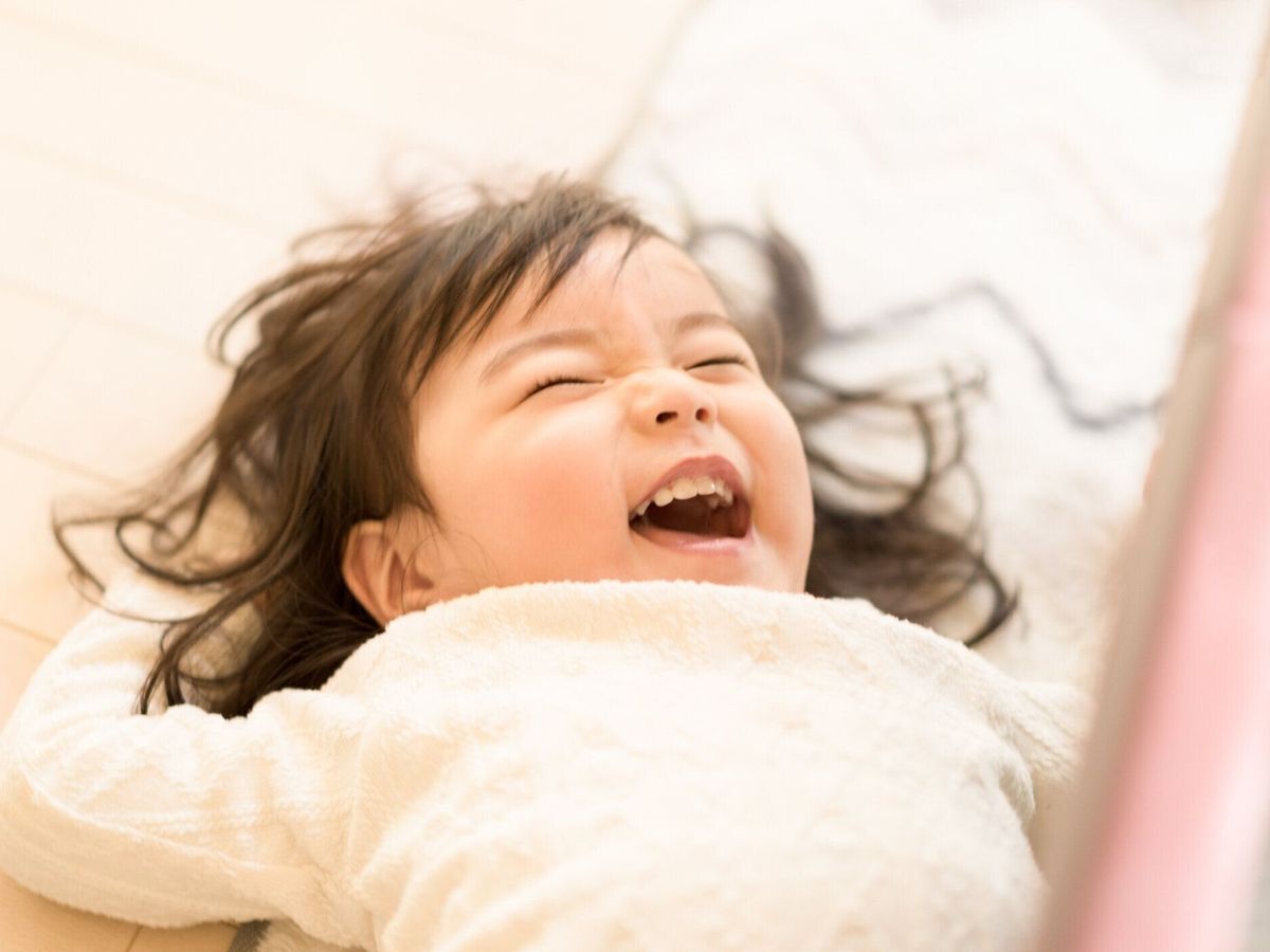 床に横たわる子供