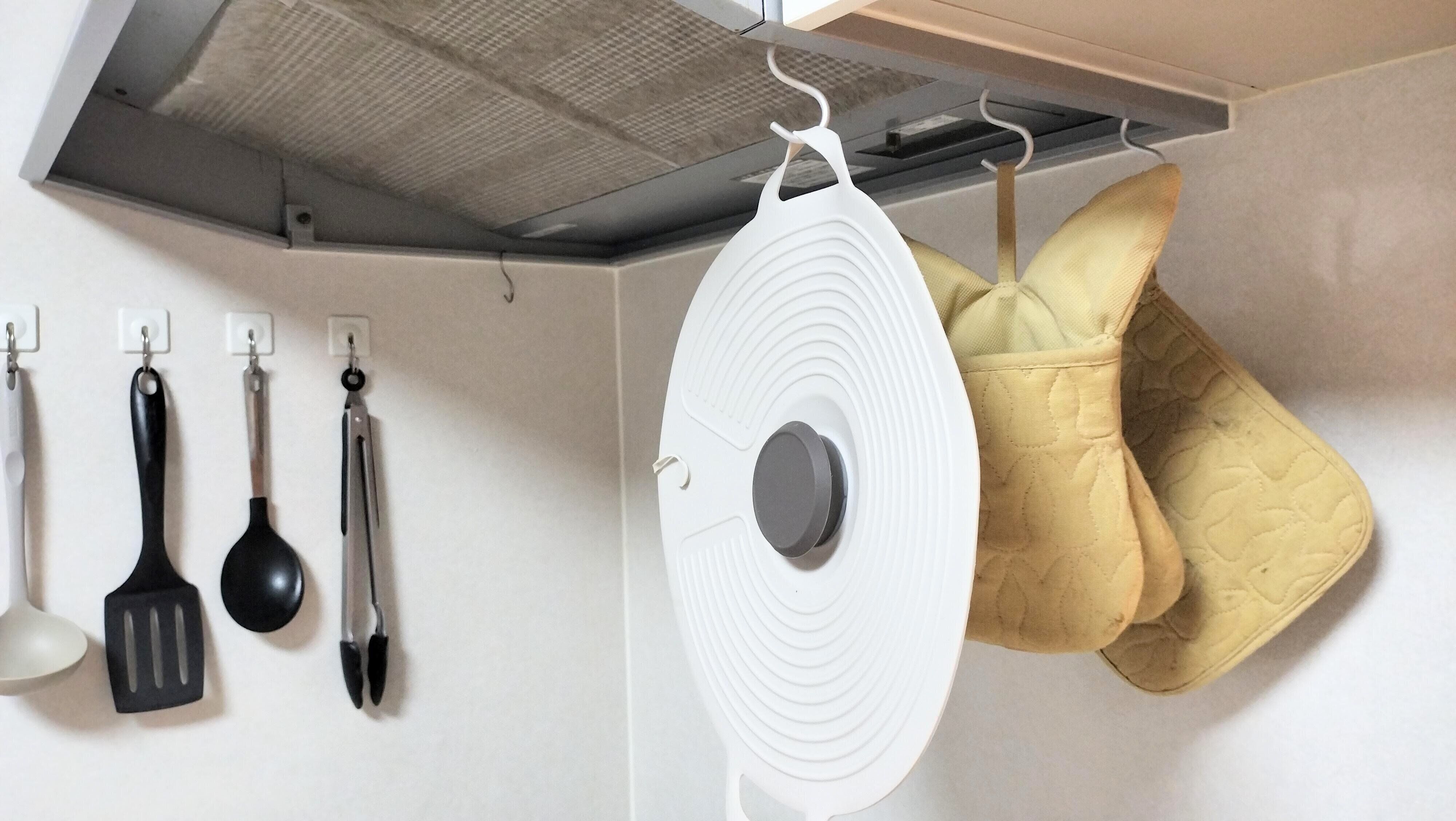 フックにかけて収納ができるシリコーン鍋蓋