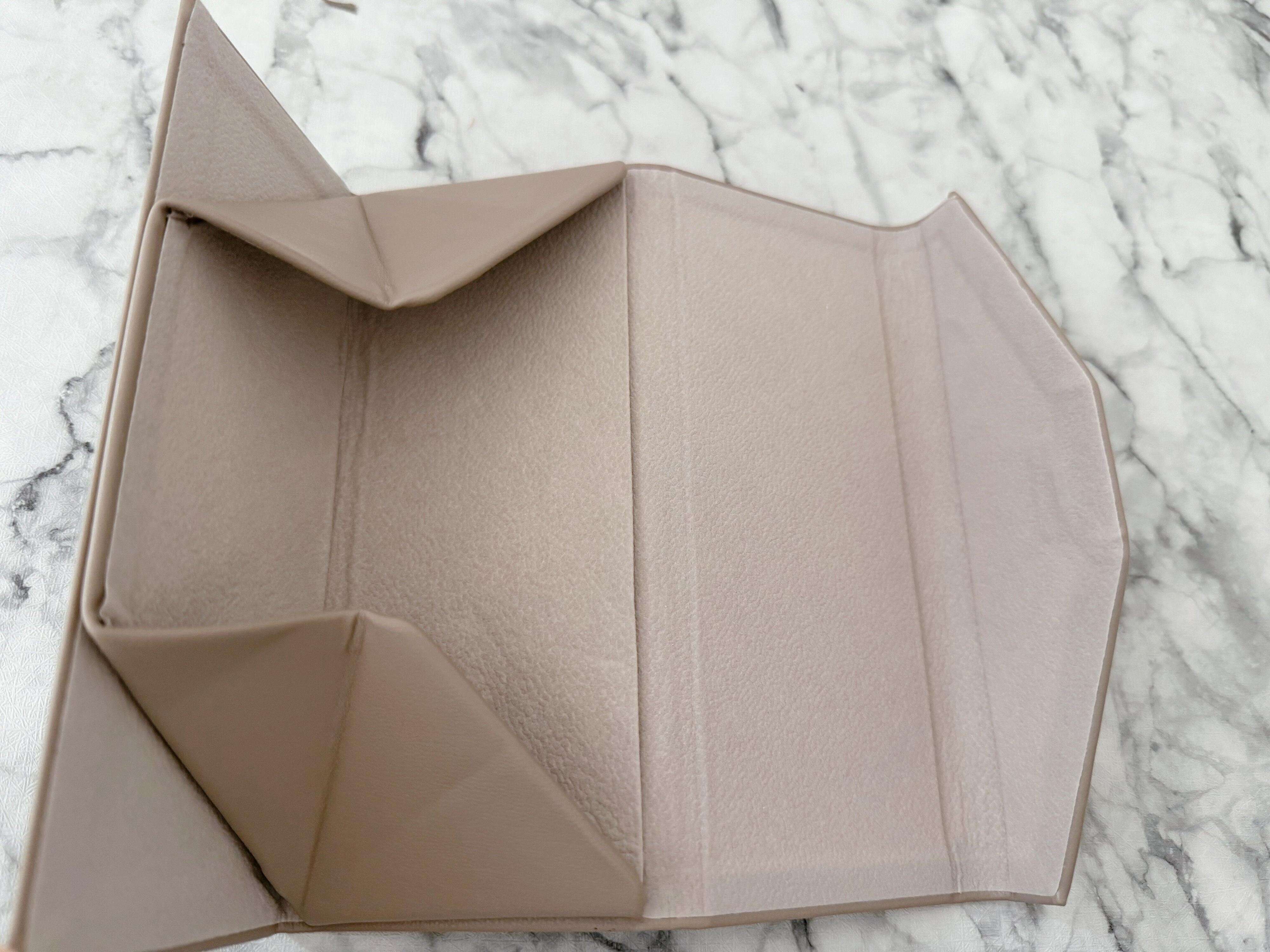 広げるとメガネケースに！