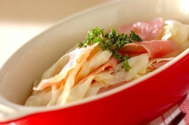 生ハムとキャベツの重ねレンジ蒸し