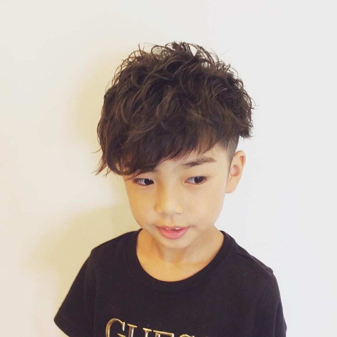 おしゃれ小学生男子の髪型・ヘアカタログ！パーマ風でおしゃれ度UPのツーブロックスタイル