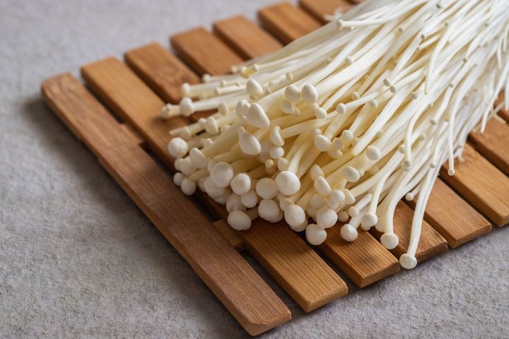 エノキ、金糸のキノコを木製ボードに
