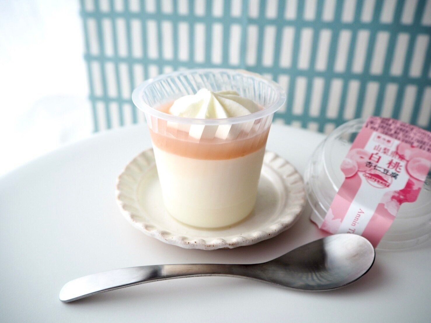 シャトレーゼ「山梨県産白桃杏仁豆腐」商品写真