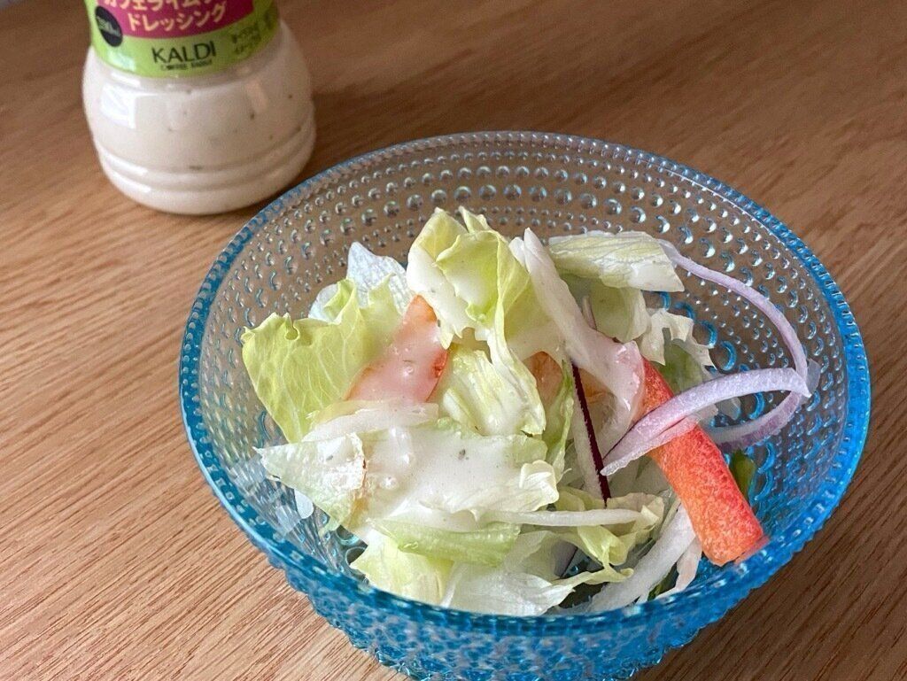 カフェライムリーフドレッシングをかけたサラダ