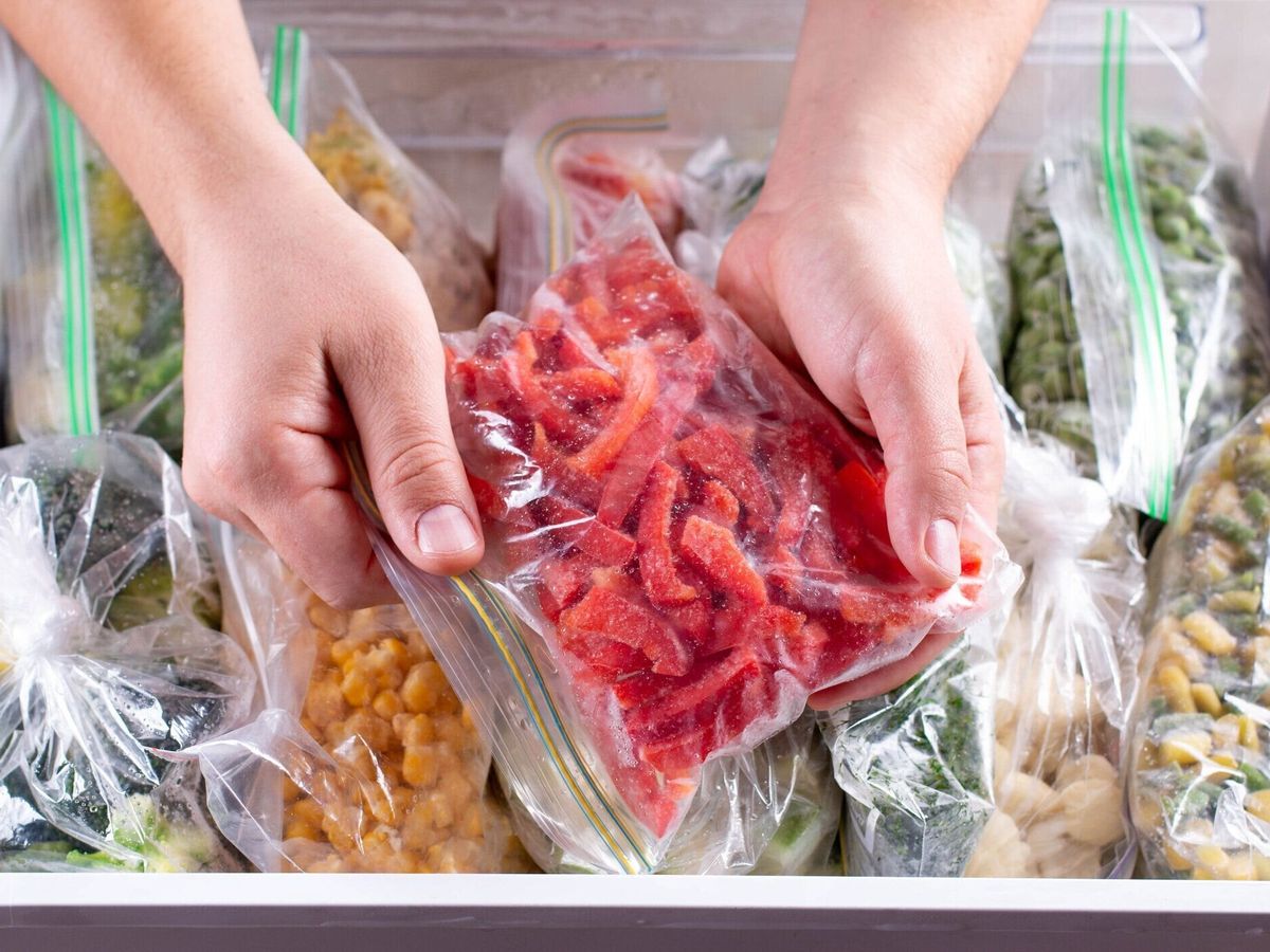 冷凍赤ピーマン。冷凍野菜を冷凍機に入れたビニール袋に入れて