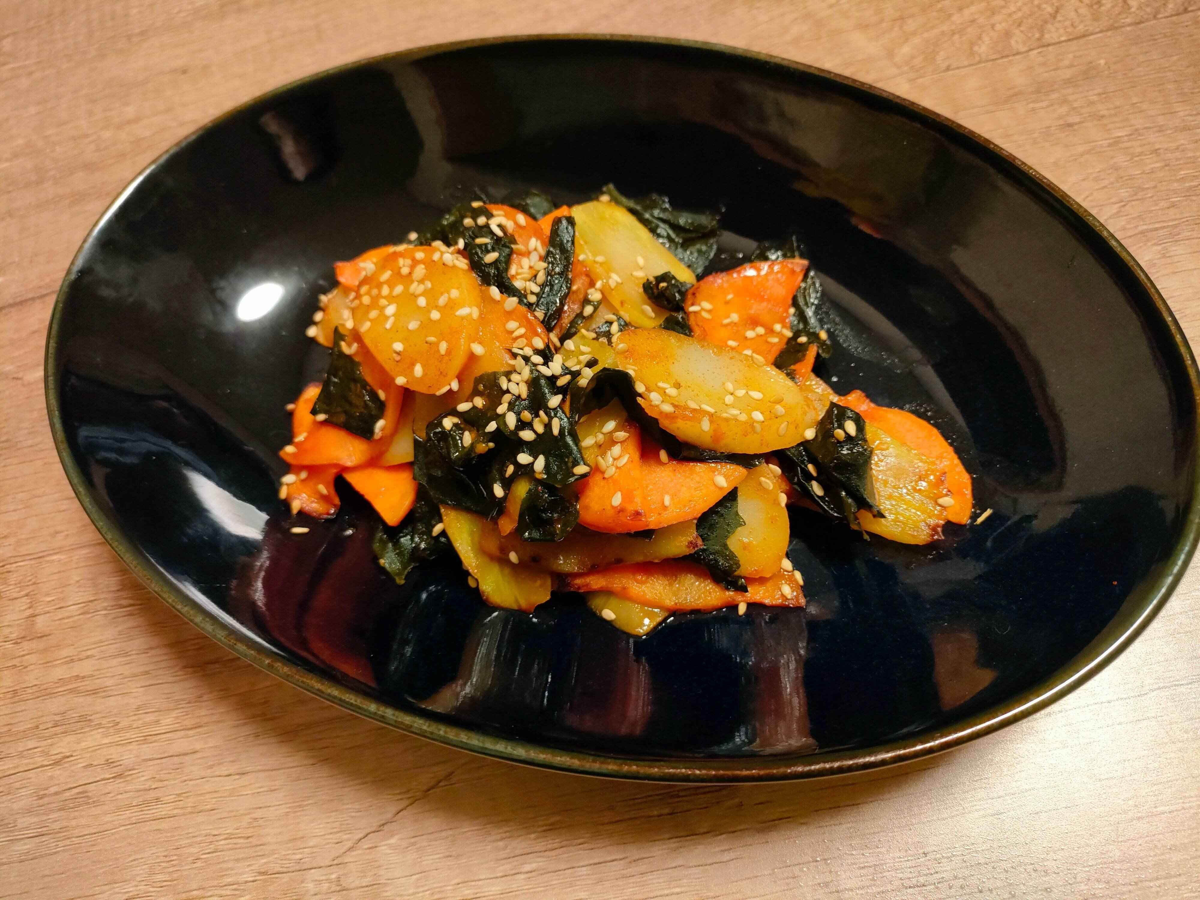 ワカメとトックのピリ辛炒め