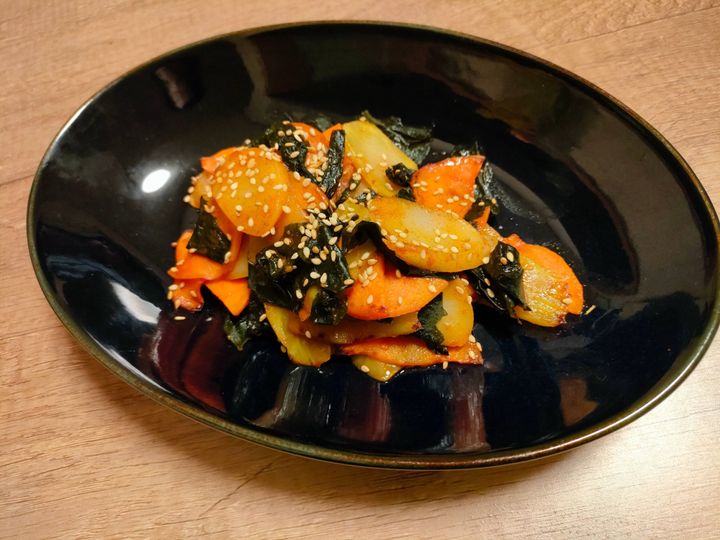 ワカメとトックのピリ辛炒め