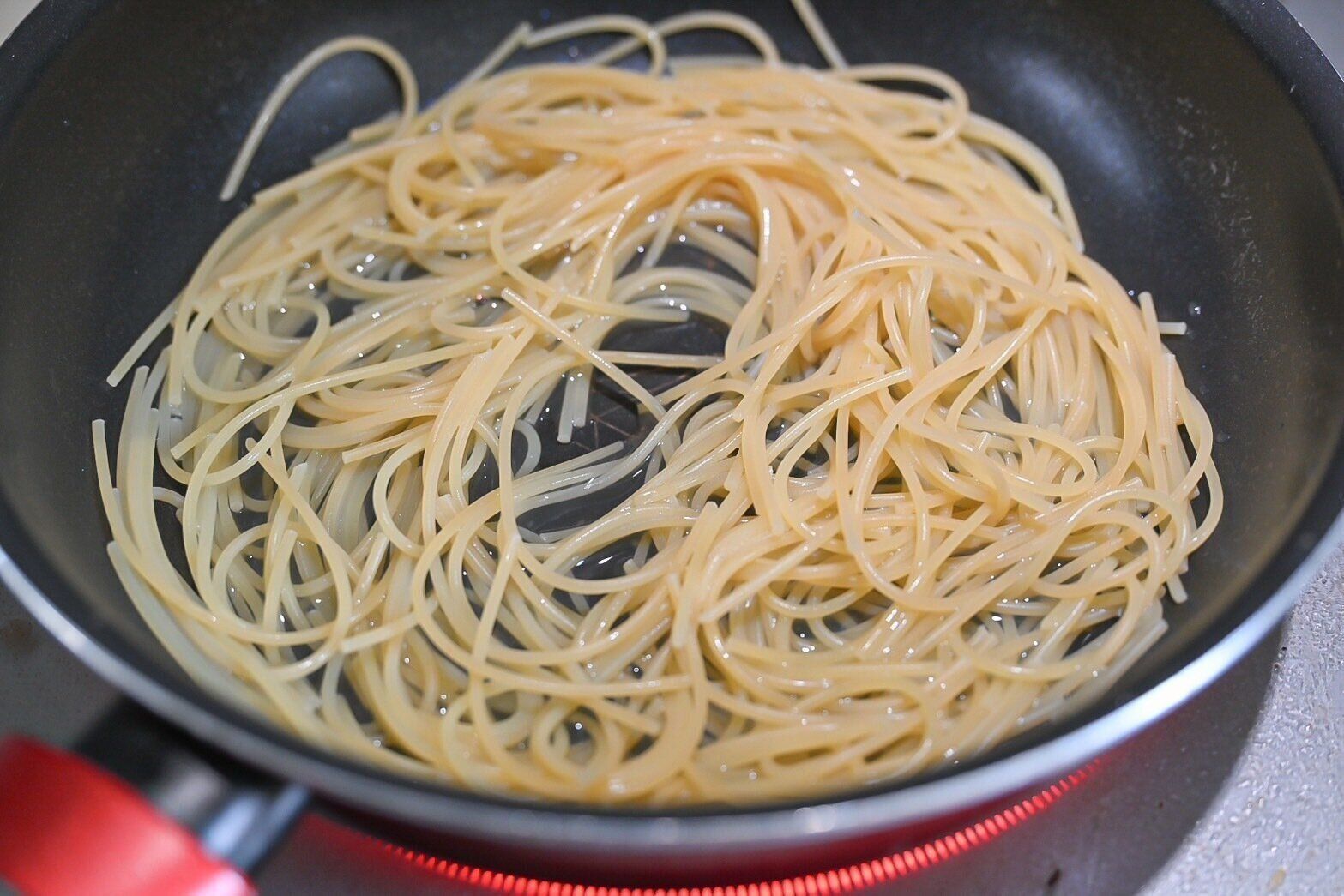 フライパンに入ったパスタ