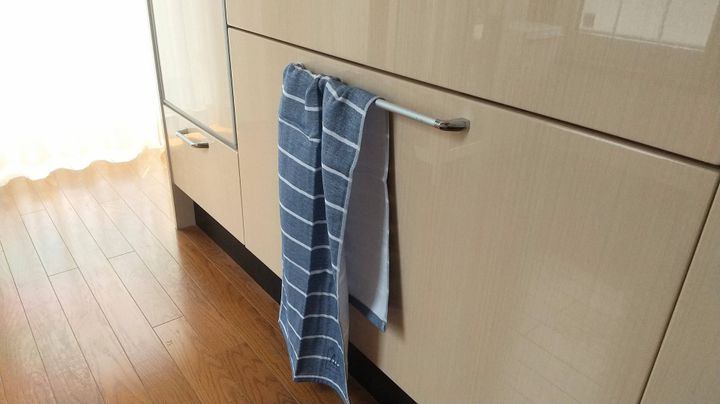ニトリ キッチンのタオルがズレたり落ちたりしない シンプルな超便利アイテムとは サンキュ ニトリ キッチンのタオルがズレたり落ちたりしない シンプルな超便利アイテムとは サンキュ